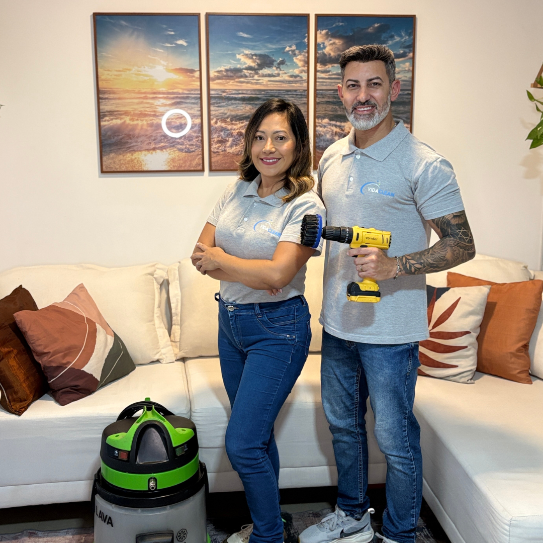 Equipe VidaClean Delivery com equipamento profissional de higienização de estofados